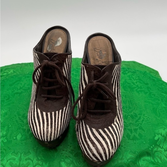 Brown and white stripes with front lace up with heels - Picture 3 of 11